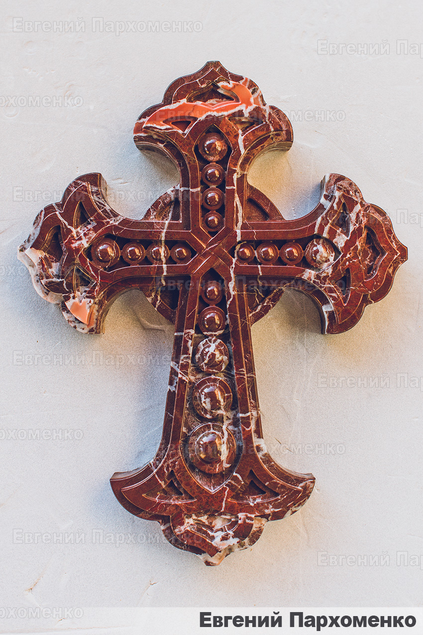 Крест из мрамора Rosso Levanto