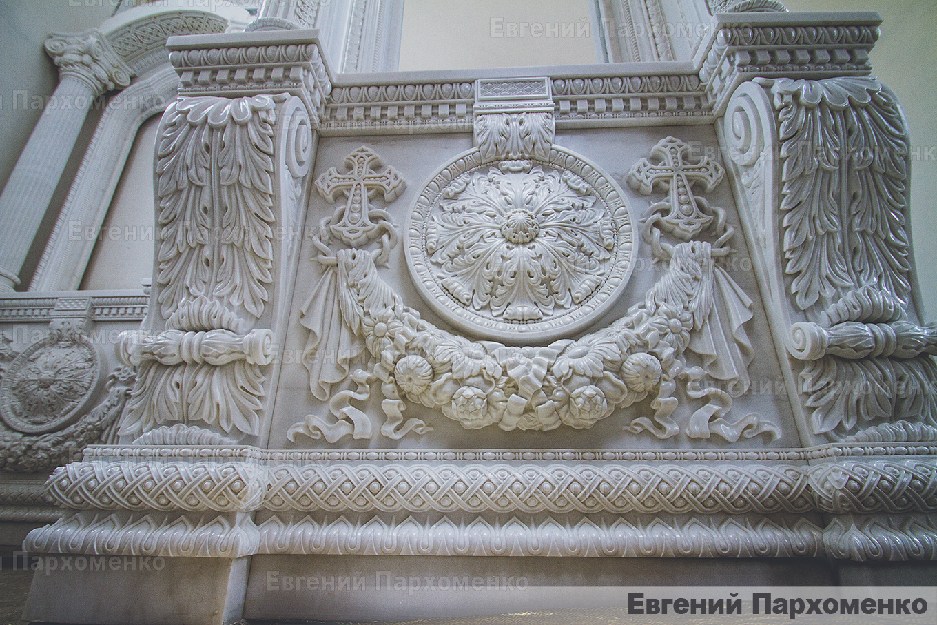 Тумбный ряд мраморного иконостаса храма Сергия Радонежского