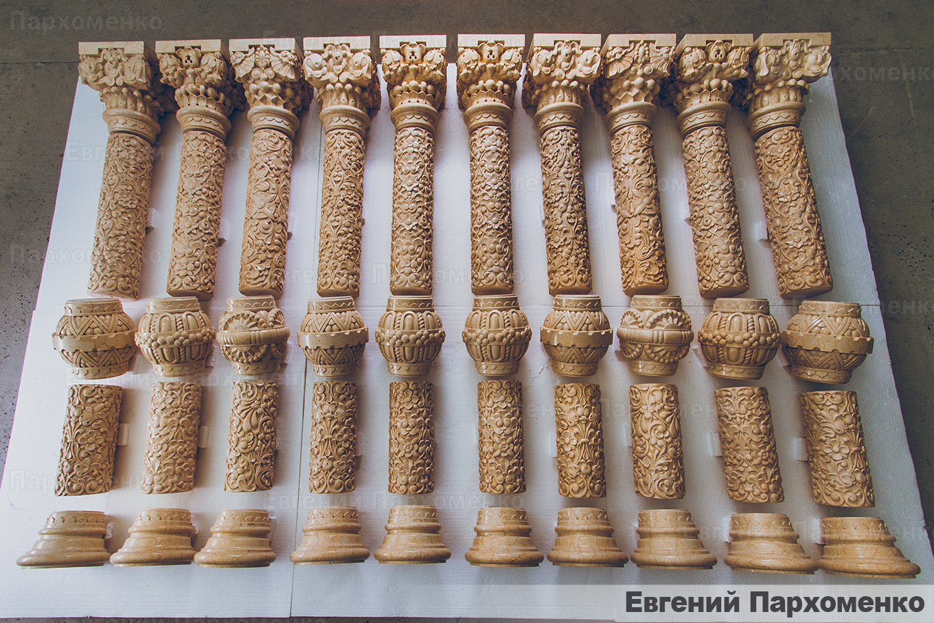 Разработка и изготовление резных колонн из золотистого мрамора