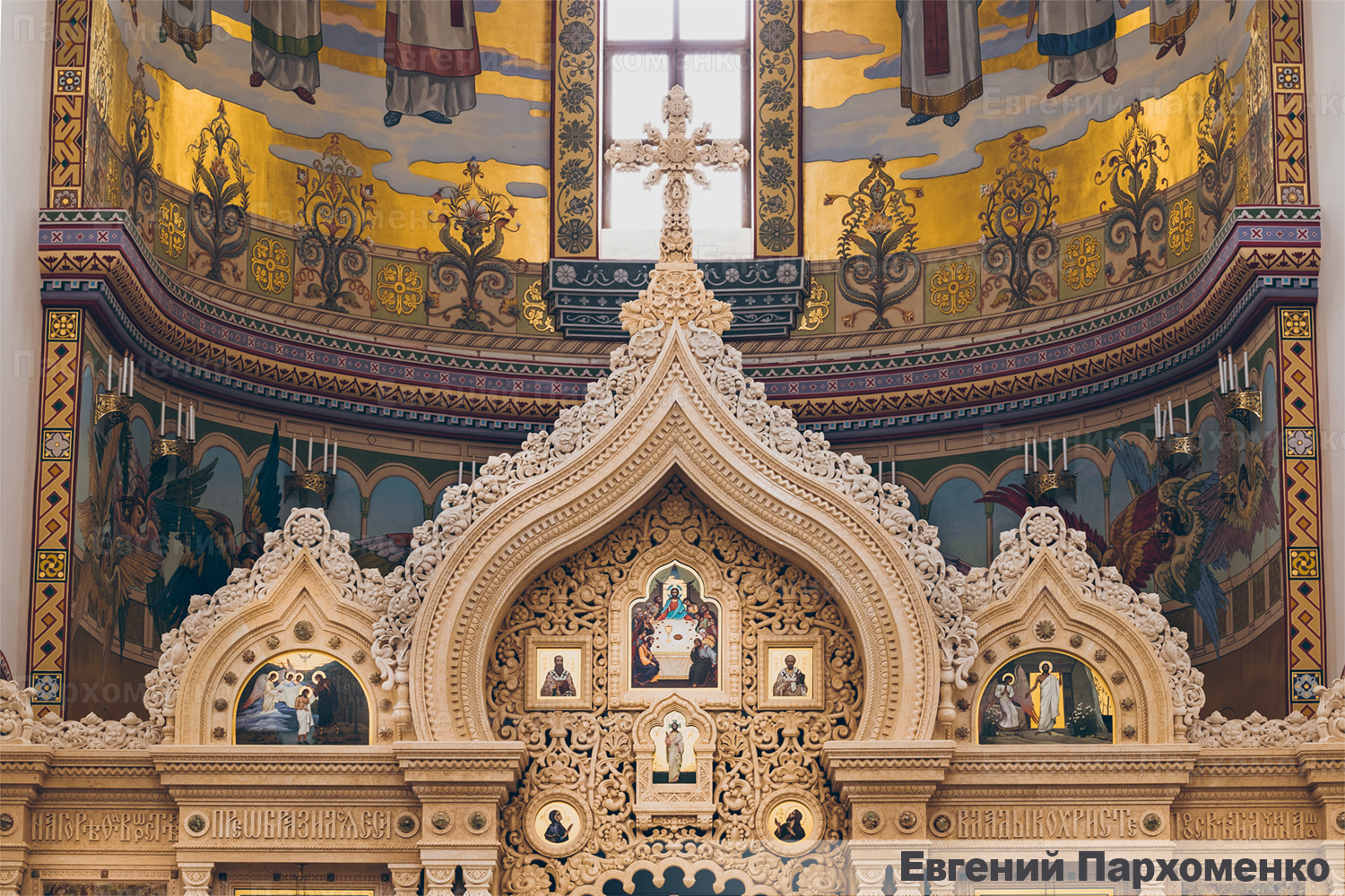 Иконостас с ажурной резьбой по золотистому мрамору для Спасо-Преображенского собора