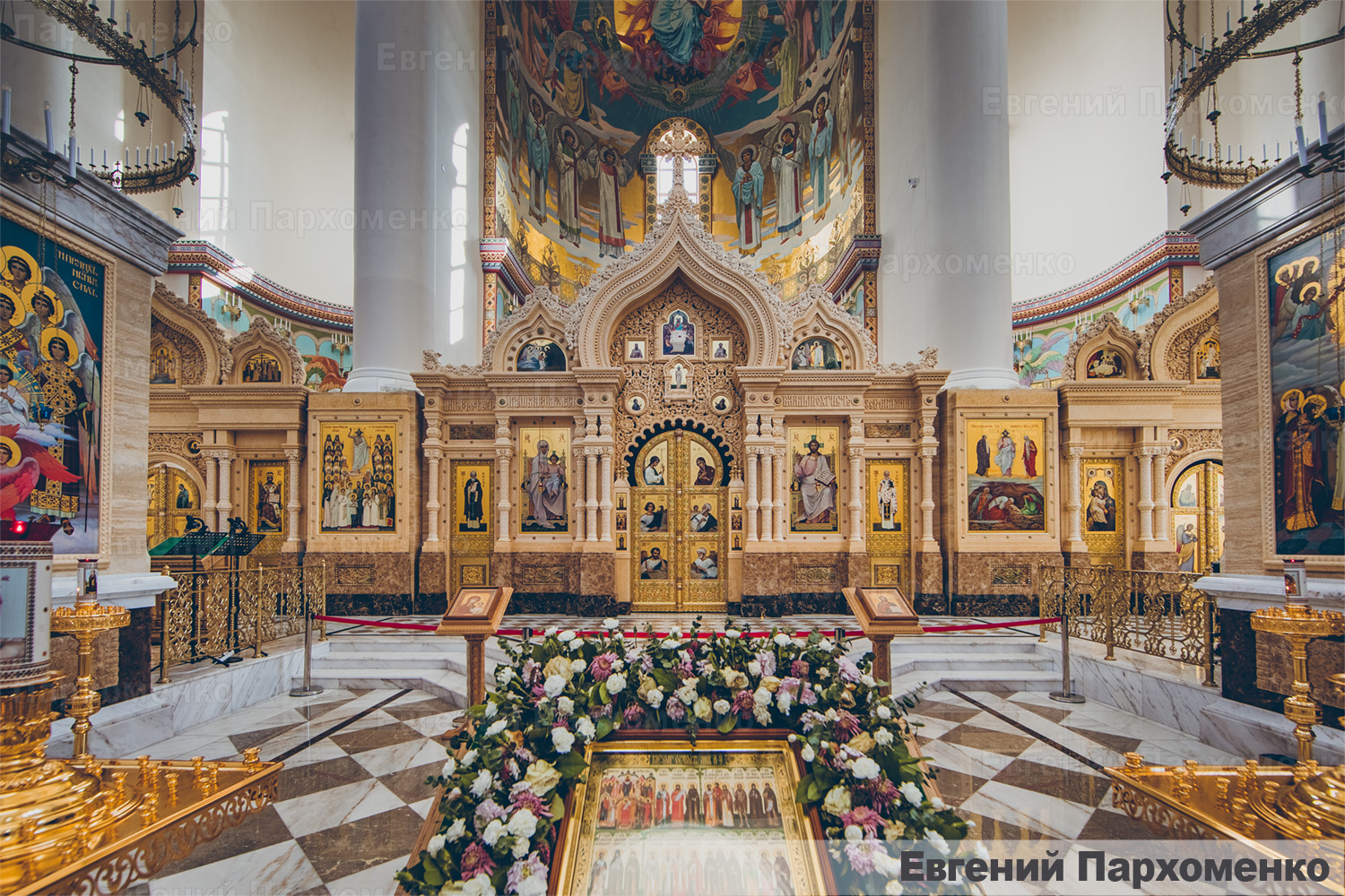 Мраморный иконостас Спасо-Преображенского кафедрального собора во Владивостоке