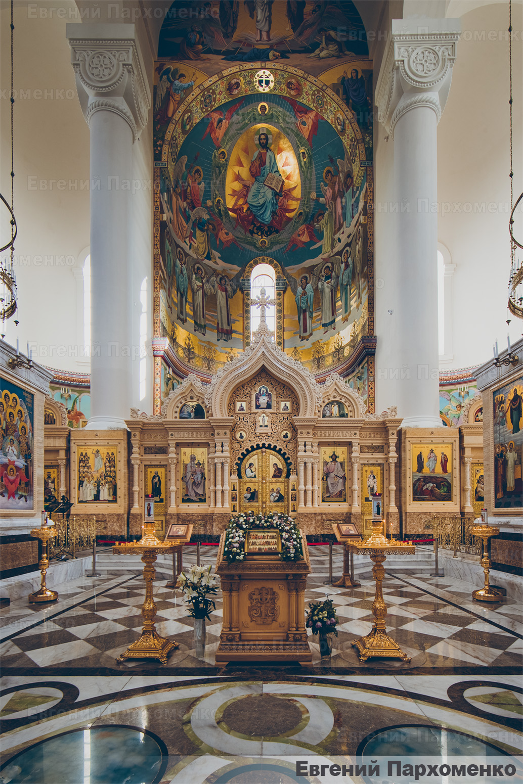 Мраморный иконостас в неорусском стиле в интерьере кафедрального собора