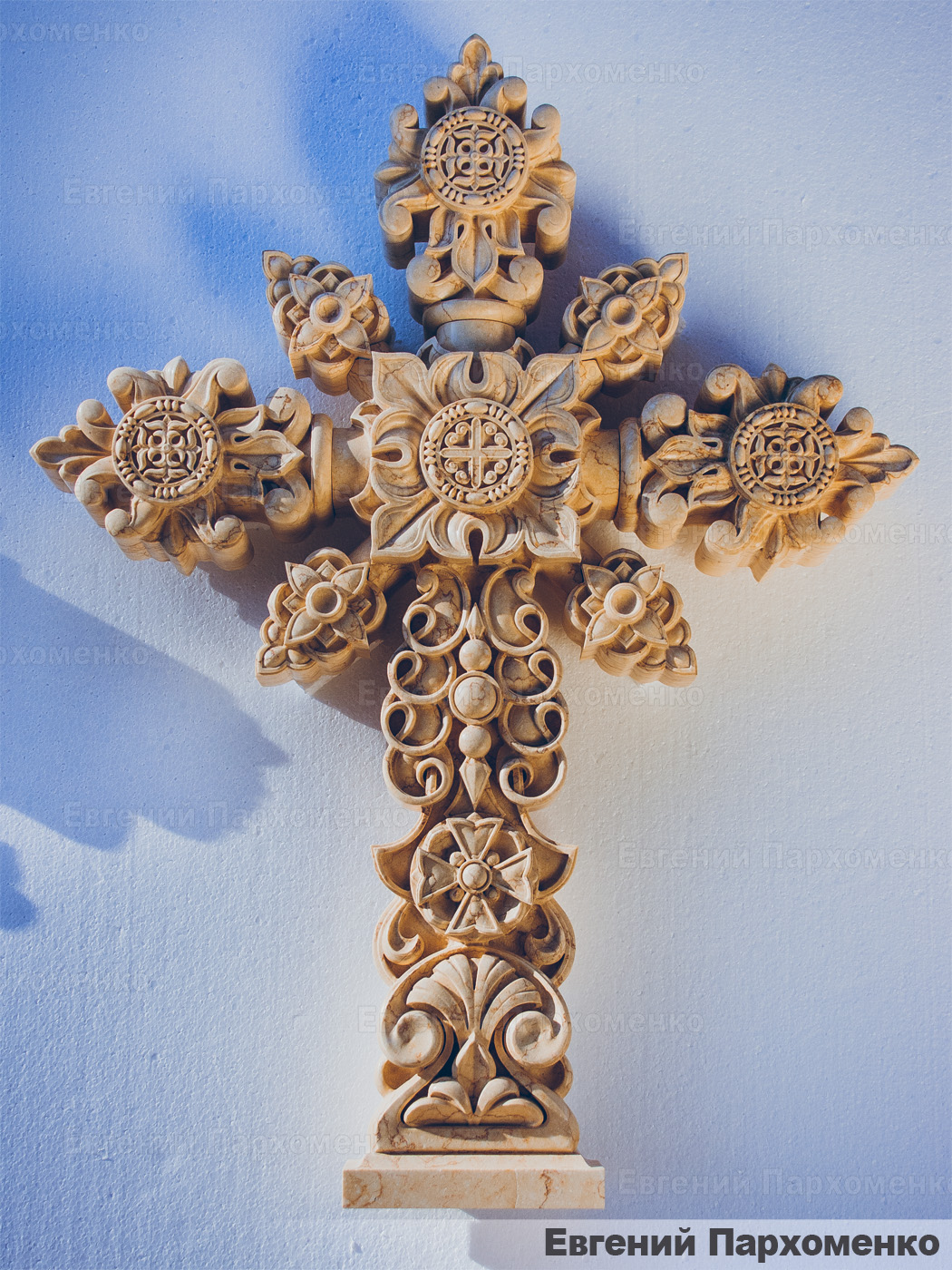 Мраморный крест с резьбой в неорусском стиле