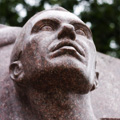 Гранитная скульптура лица человека с портретным сходством