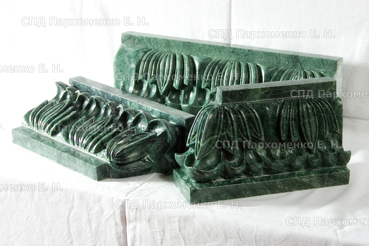 Зеленый фриз из мрамора