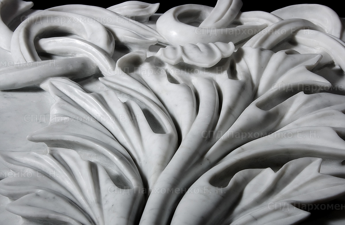 Мраморный барельеф в виде растительного орнамента