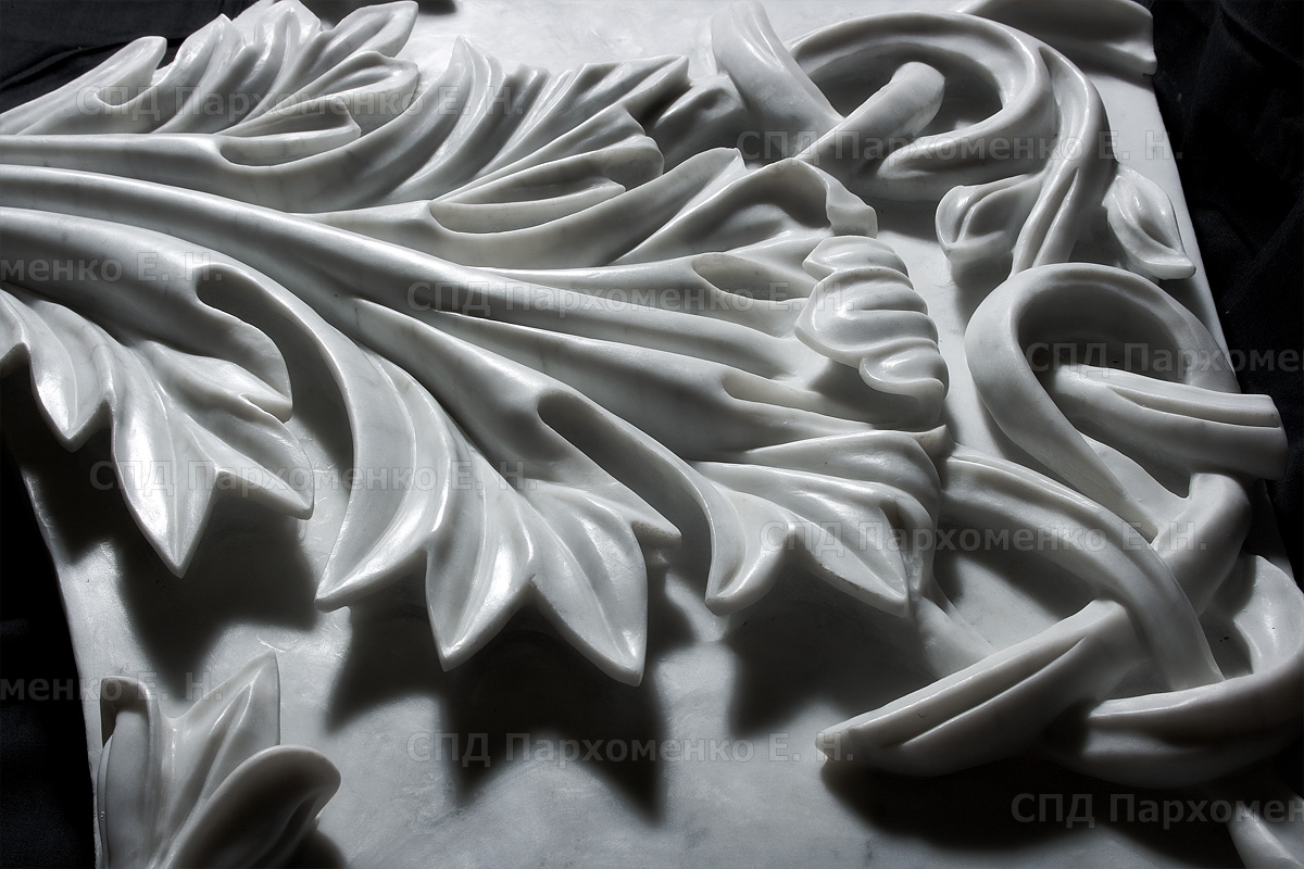 Растительный орнамент, вырезанный из мрамора