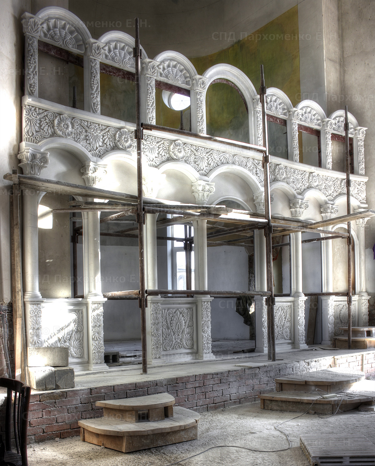 Монтаж многоярусного иконостаса из мрамора