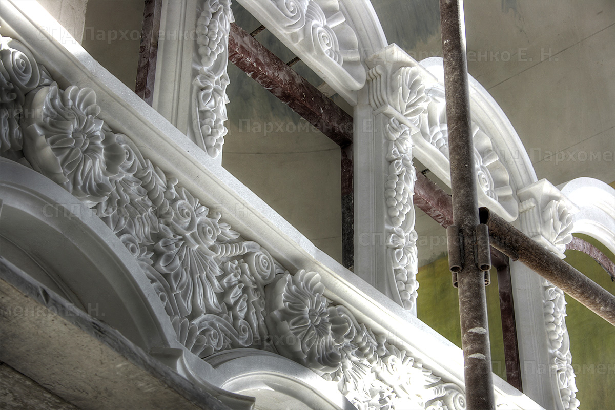 Сборка резного иконостаса из мрамора