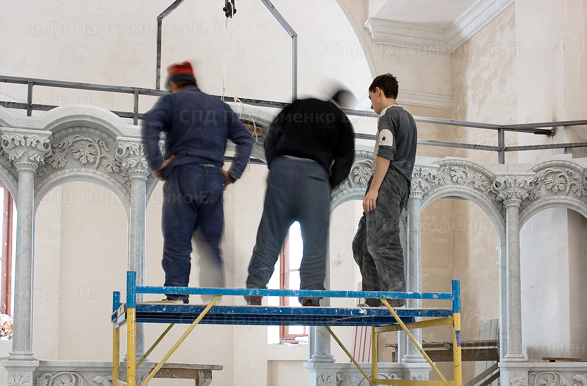 Монтаж иконостаса из мрамора Bianco Carrara C