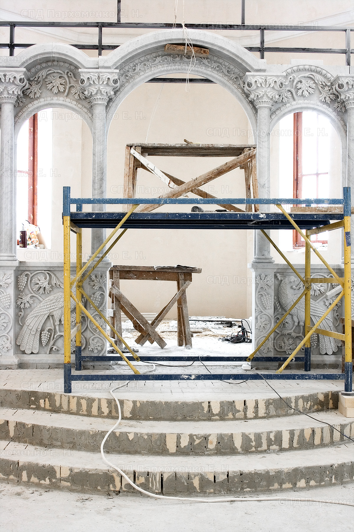 Фото монтажа православного иконостаса в Часов-Яре