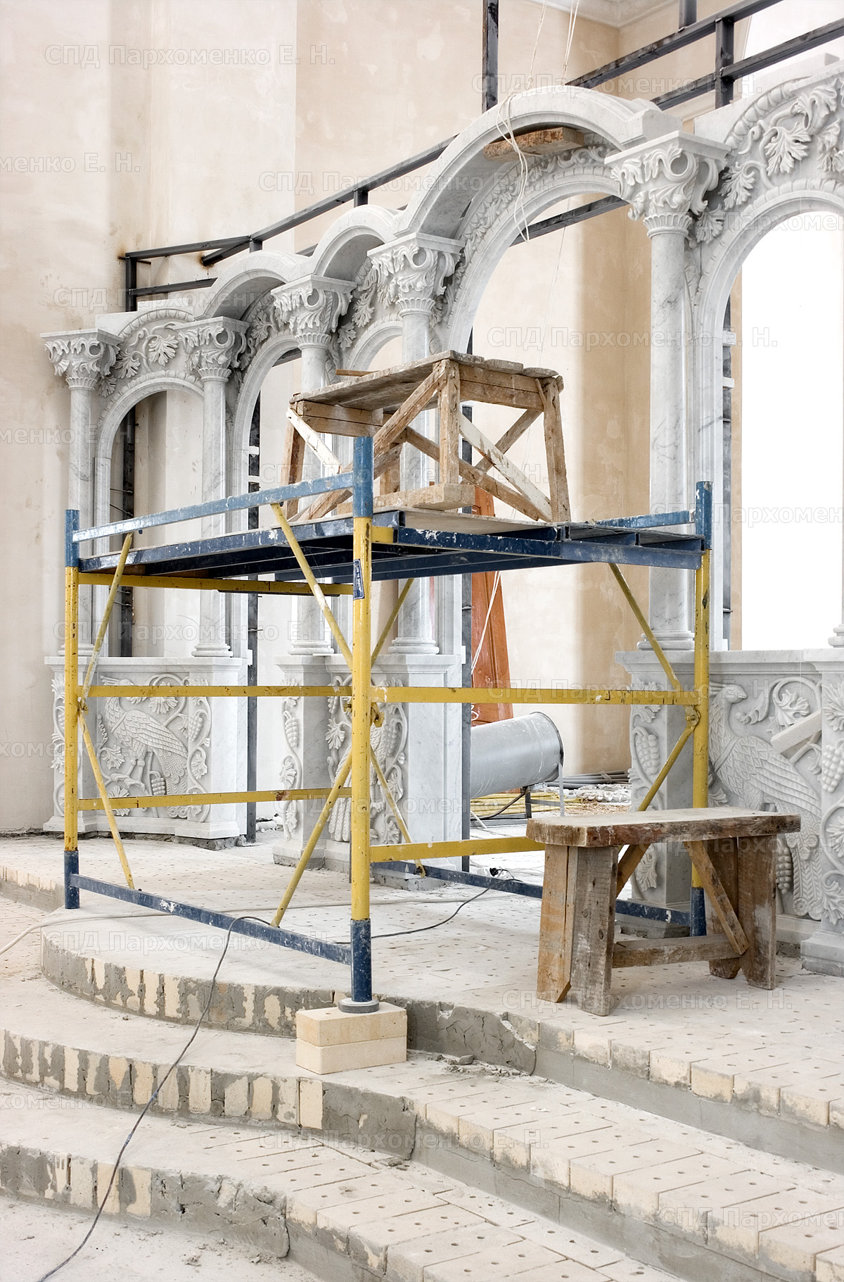 Монтаж резного иконостаса в городе Часов-Яр