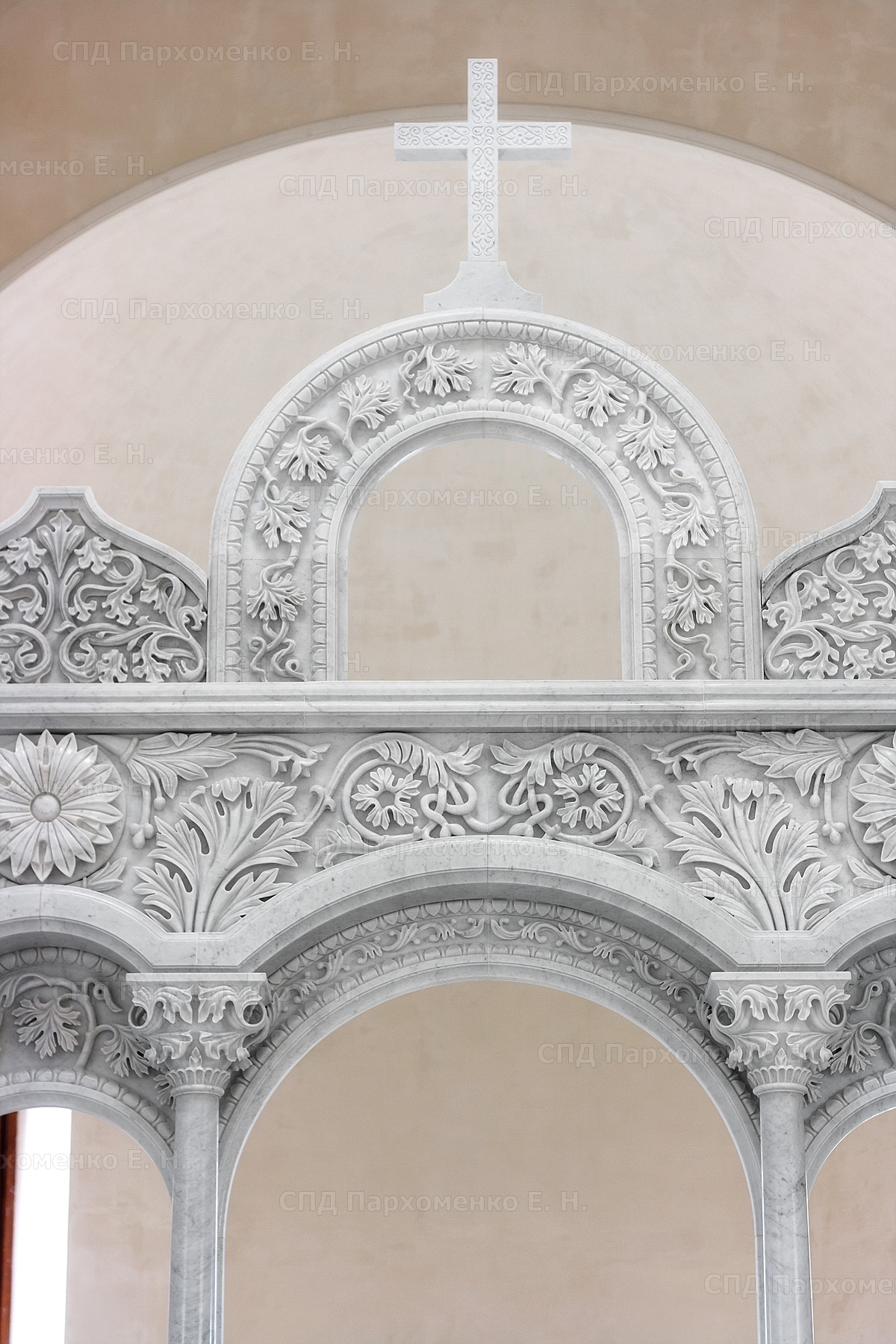 Изготовление мраморного иконостаса с глубокой резьбой