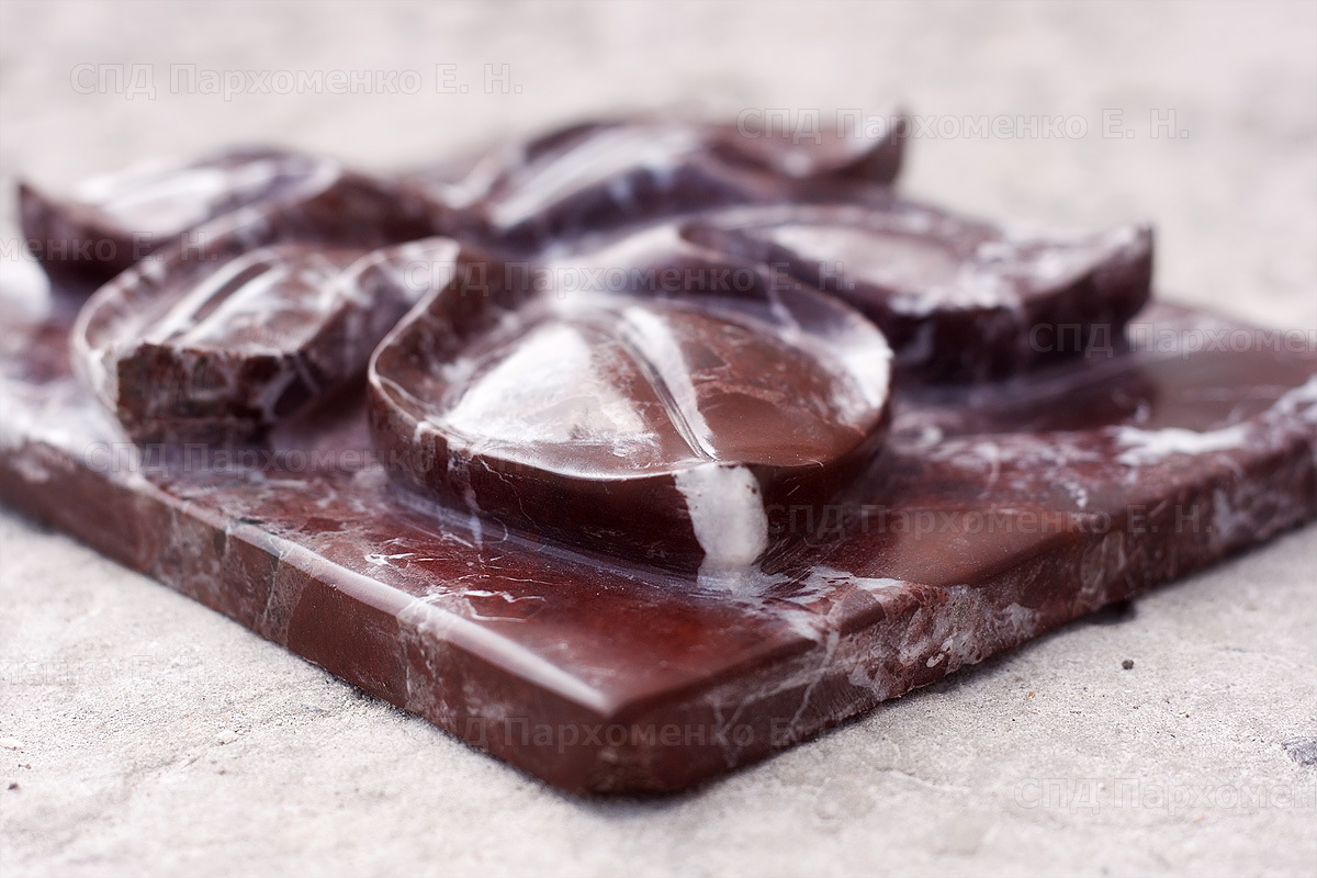 Фото ручной резьбы по красному камню