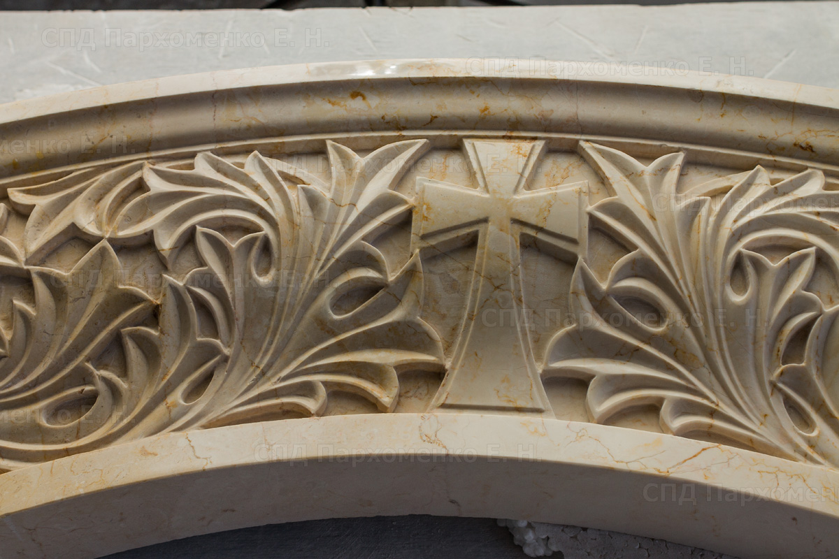Резная арка из бежевого мрамора