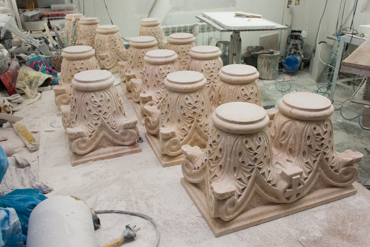 Резные капители из бежевого мрамора