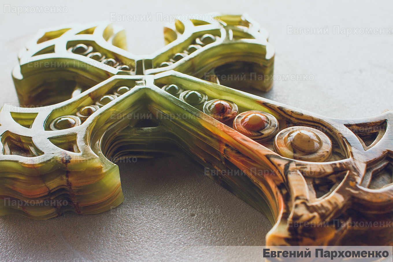 Резной крестик из зеленого оникса