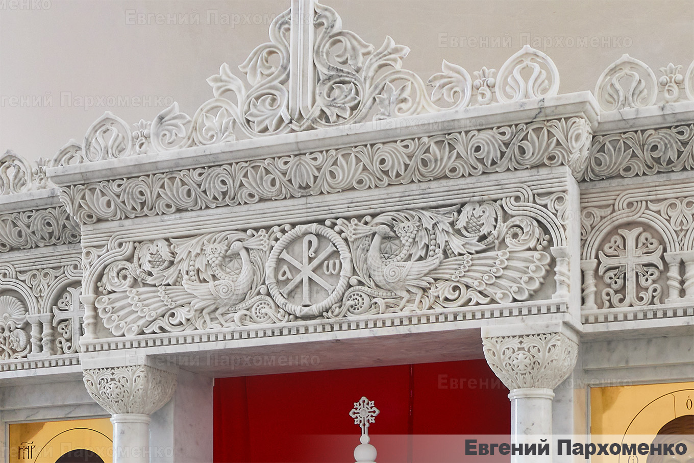 Резные павлины из мрамора для иконостаса в византийском стиле