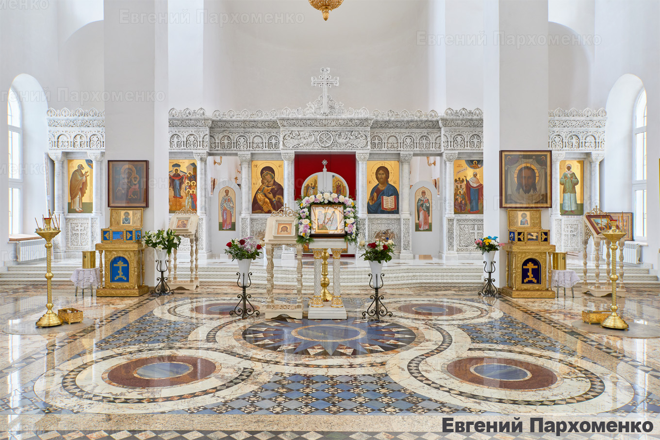 Резные мраморный иконостас в интерьера храма, отделанного натуральным камнем