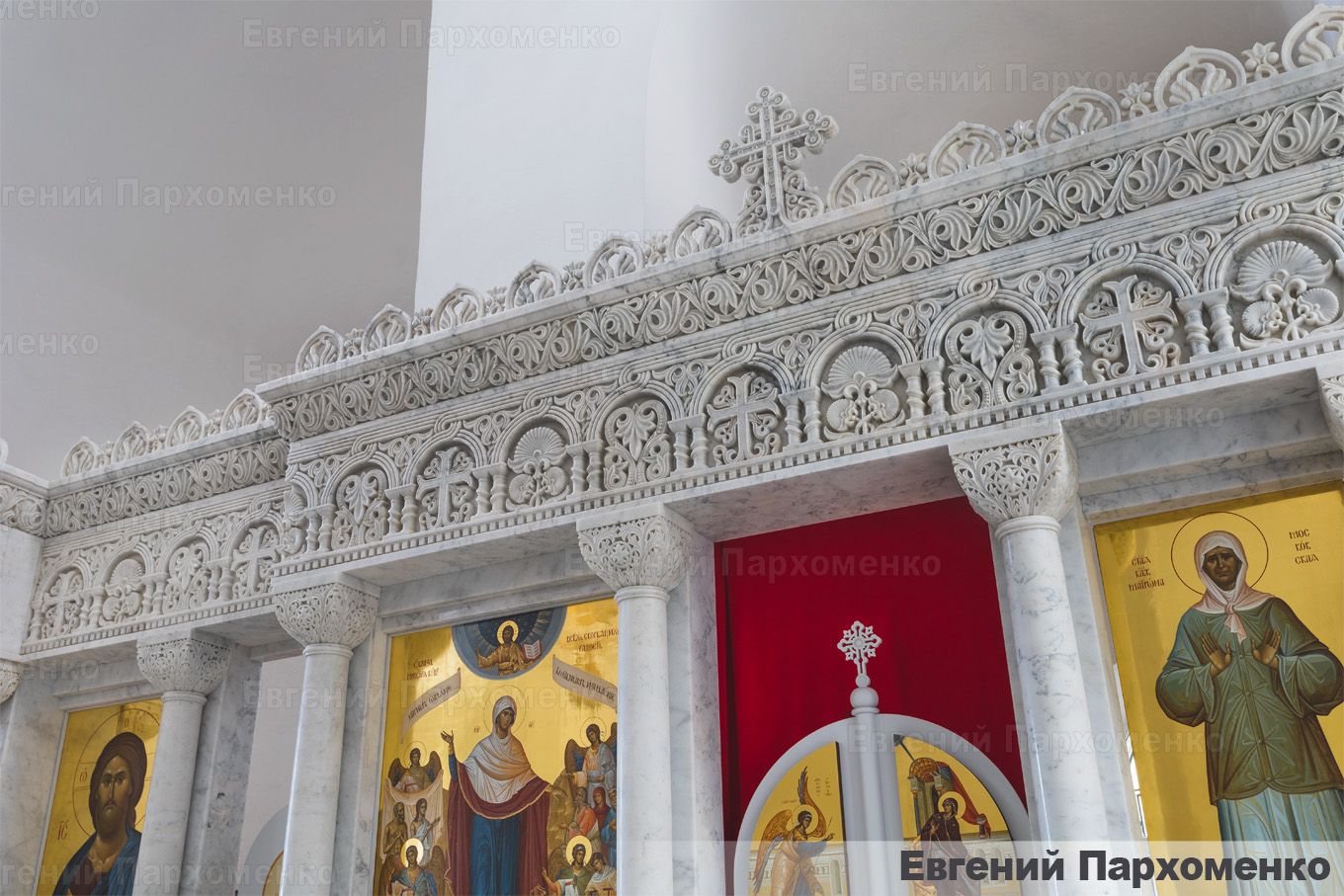 Одноярусный иконостас с резным крестом из белого турецкого мрамора