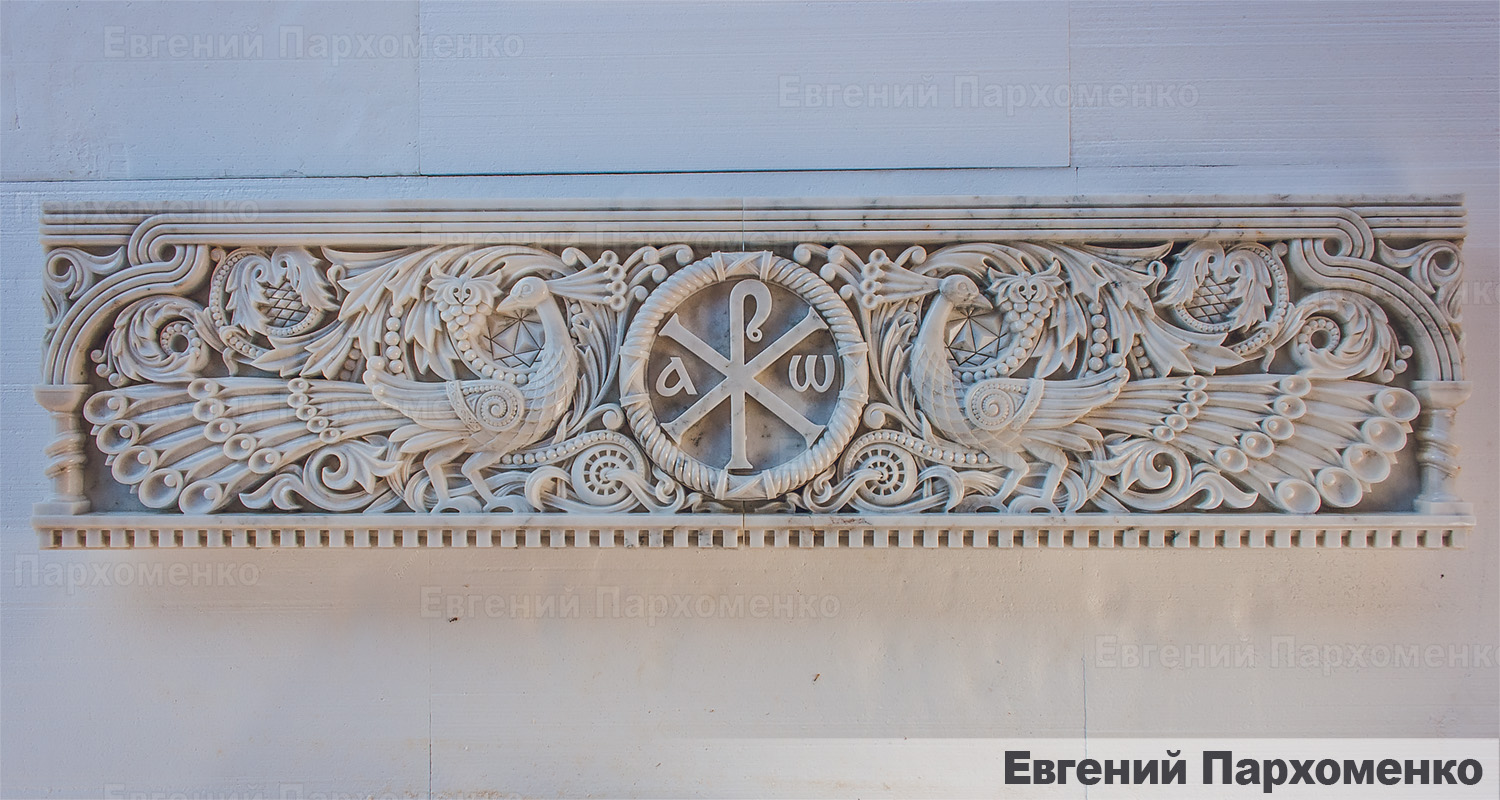 Резные детали иконостаса в византийском стиле с павлинами