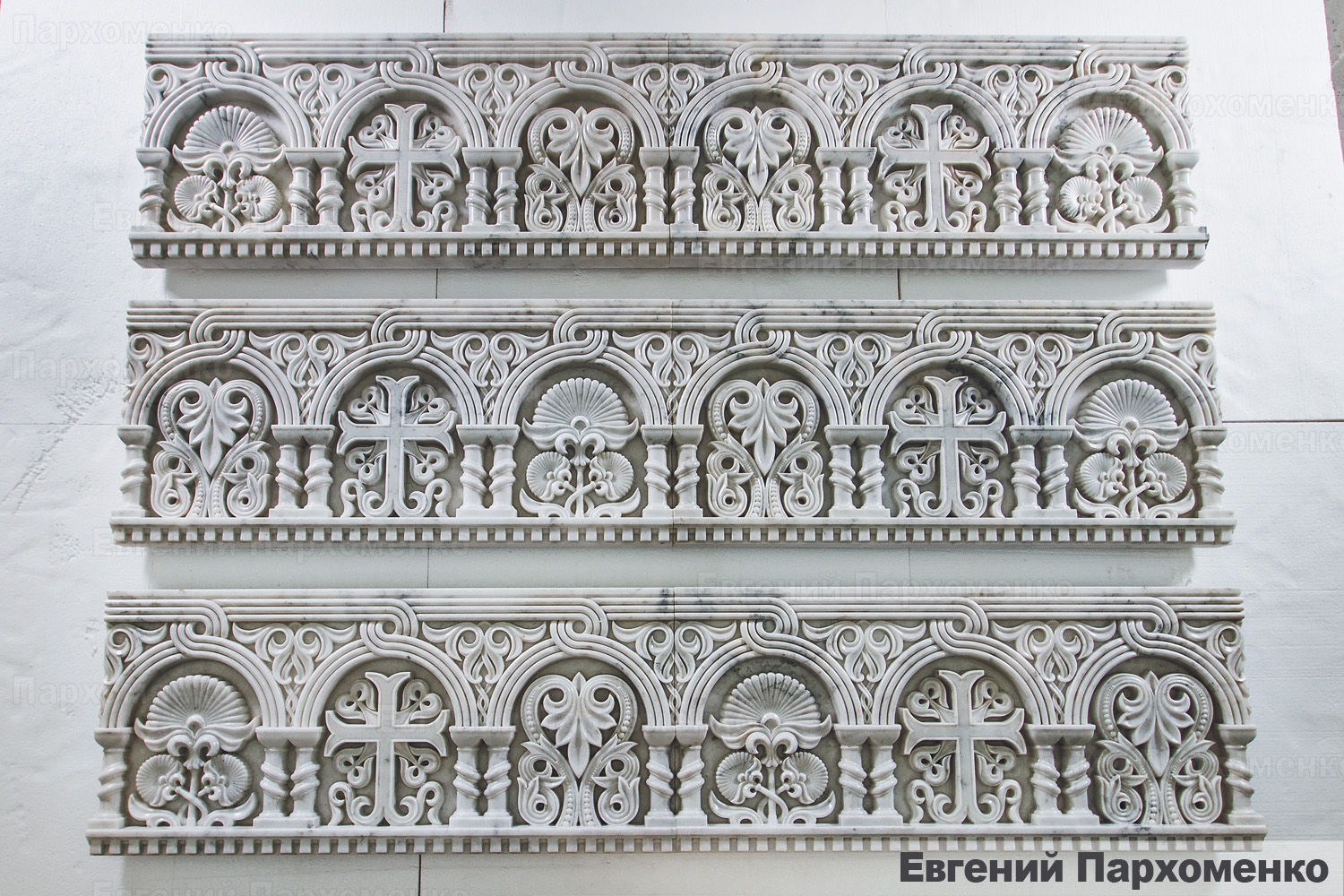 Резные детали архитрава византийского иконостаса из мрамора с колоннами