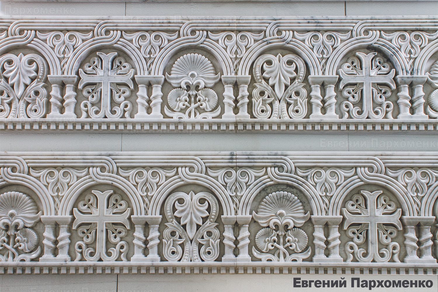 Визайнтийская резьба по мрамору с плетенкой и лилиями