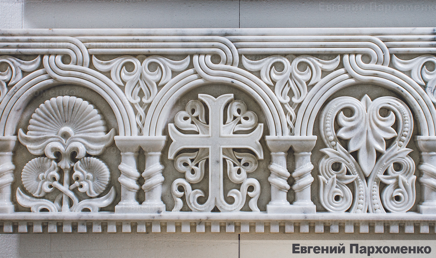 Резьба крестов и цветов с плетенкой в византийском стиле