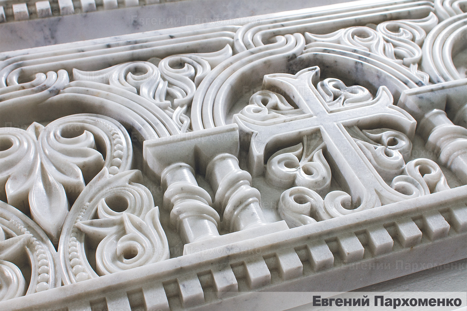 Объемная византийская резьба с миниатюрными колоннами для иконостаса