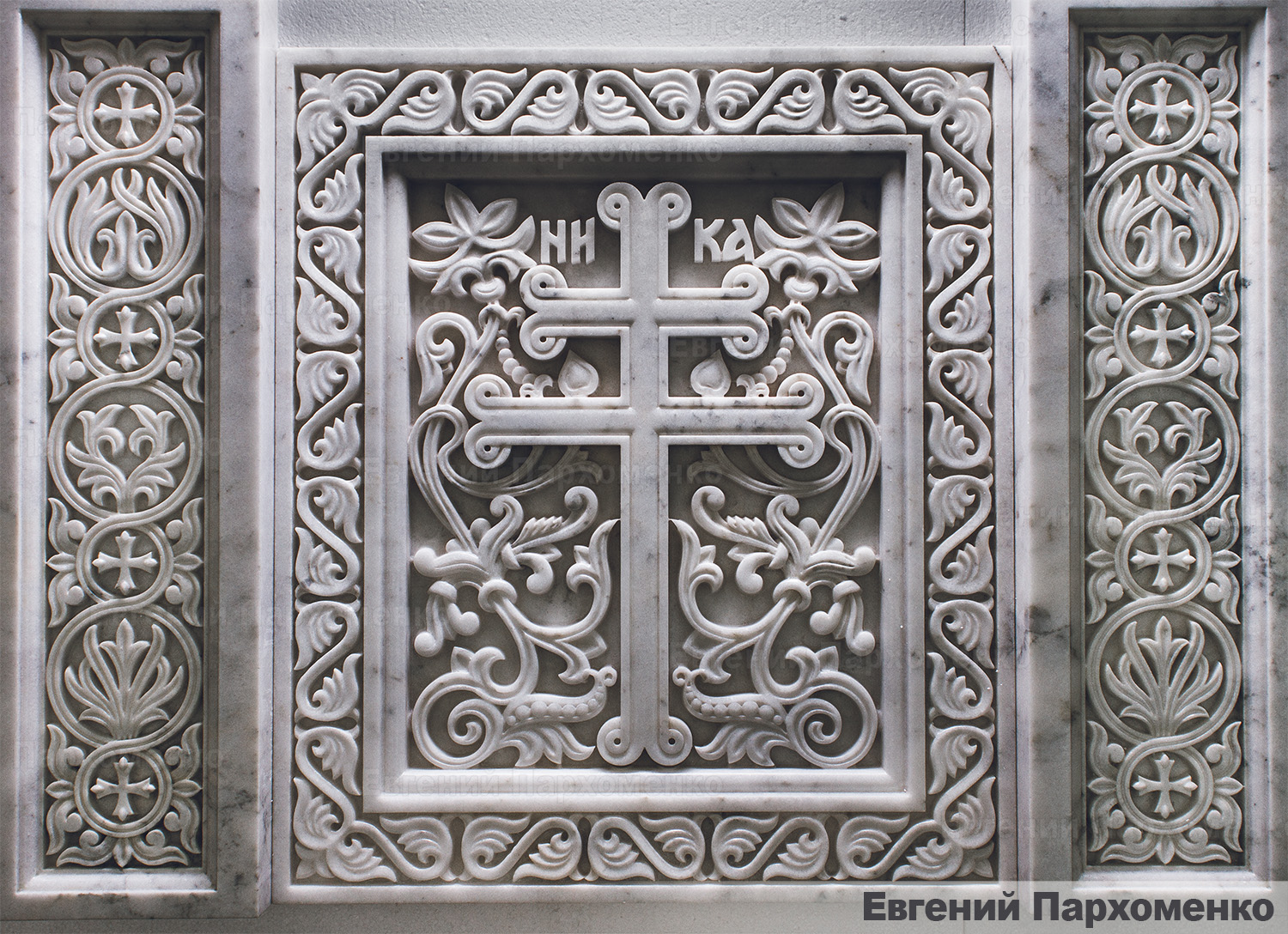 Резьба креста в византийском стиле с растительным орнаментом