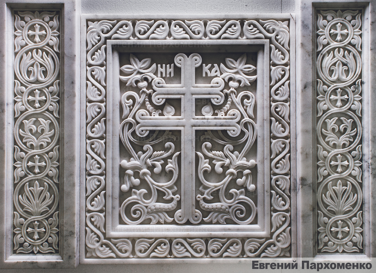 Резьба креста в византийском стиле с растительным орнаментом