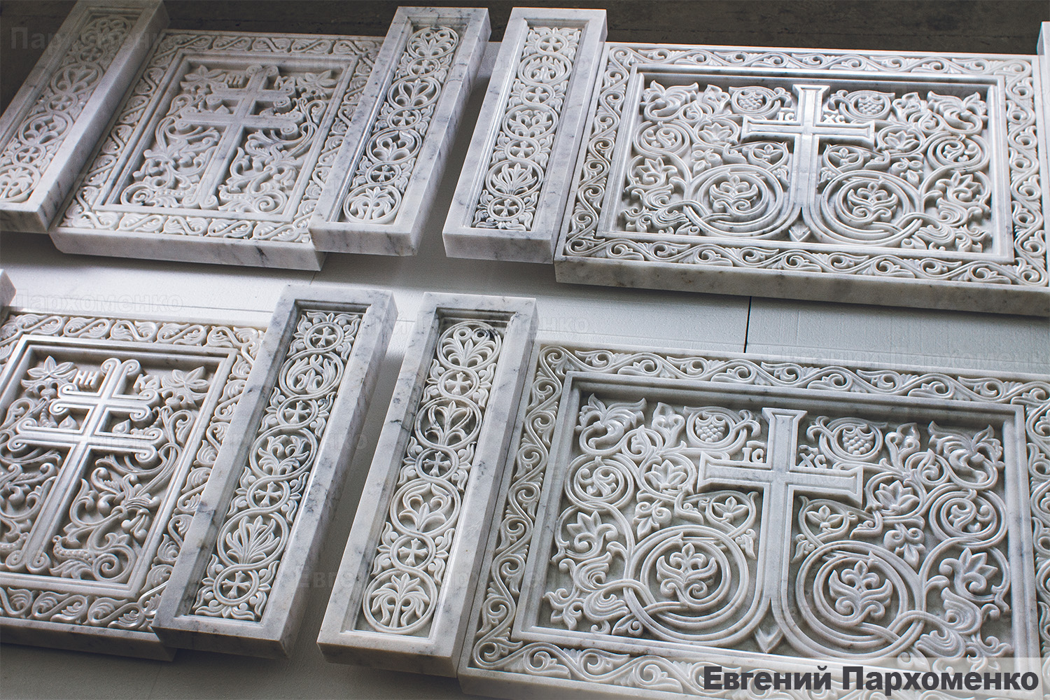 Утонченные панно тумбного ряда византийского иконостаса