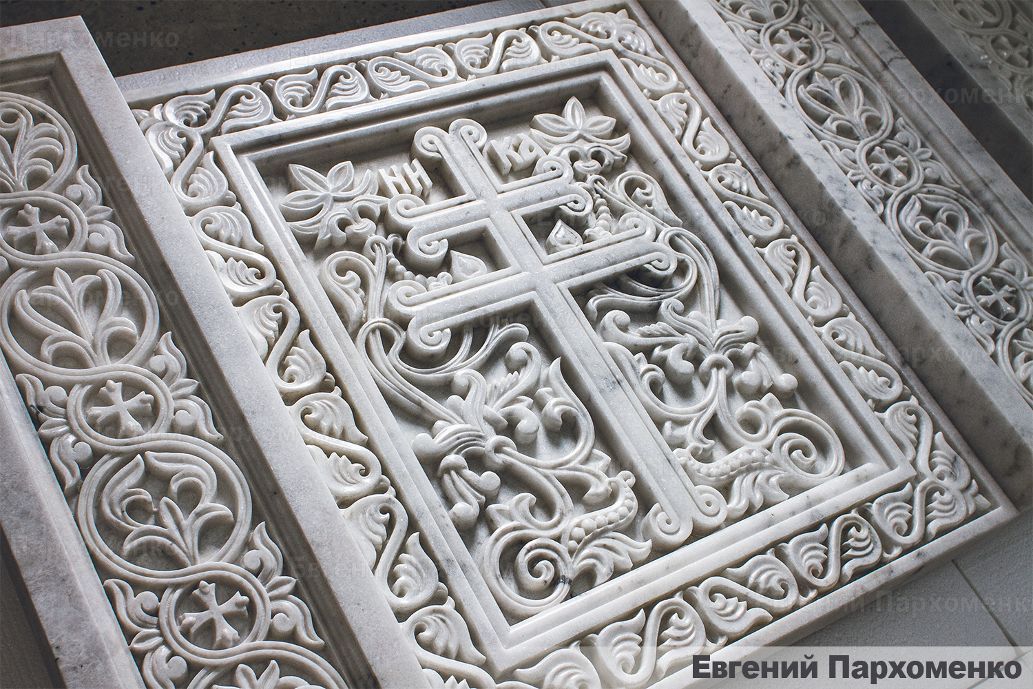 Глубокая и тонкая резьба в византийском стиле с православным крестом