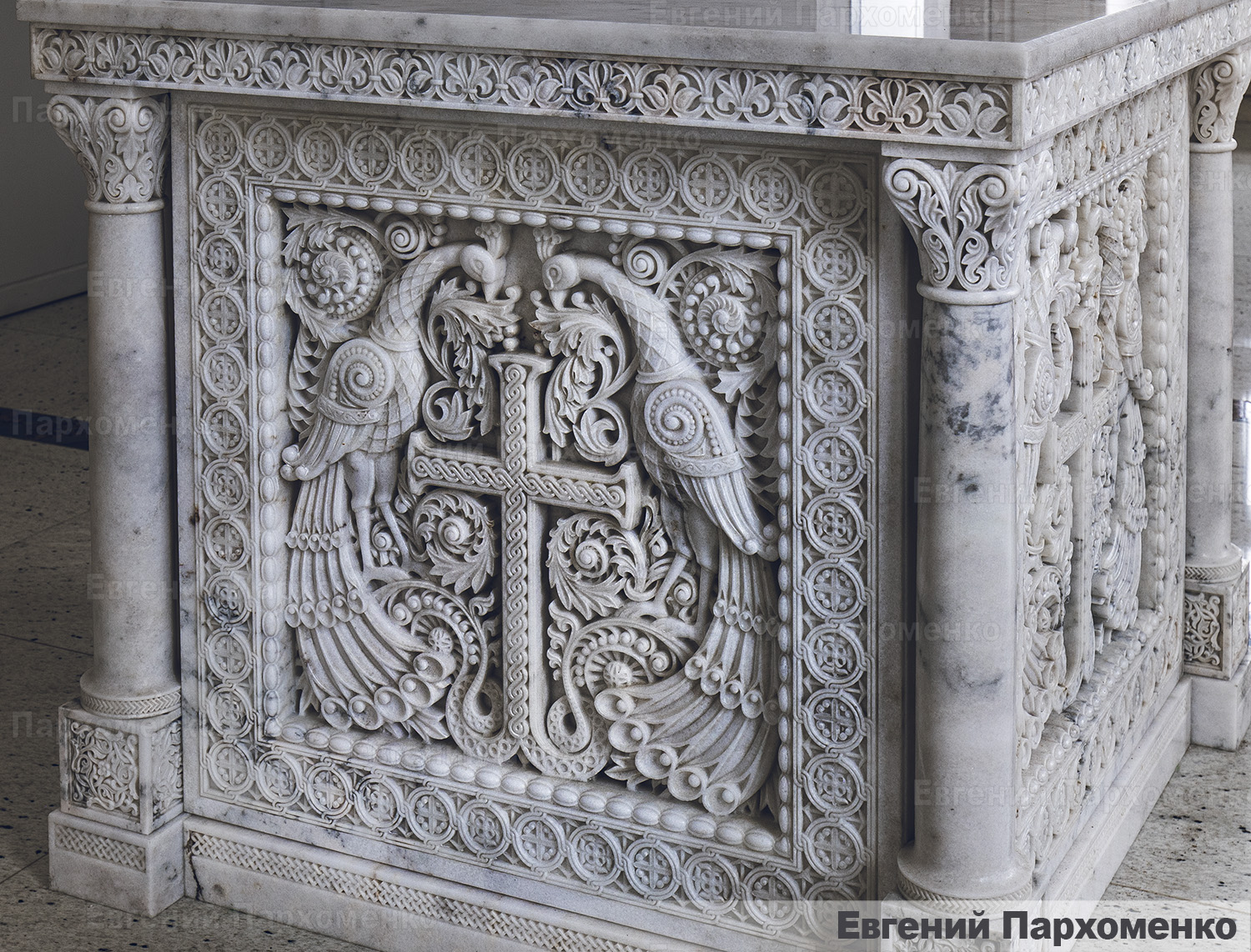 Резной престол с павлинами для храма