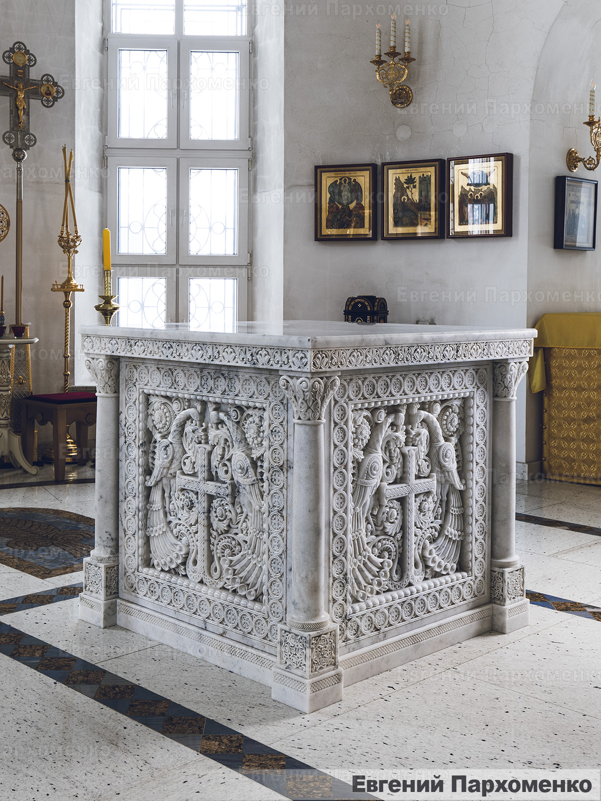 Мраморный престол в с резьбой в неовизантийском стиле