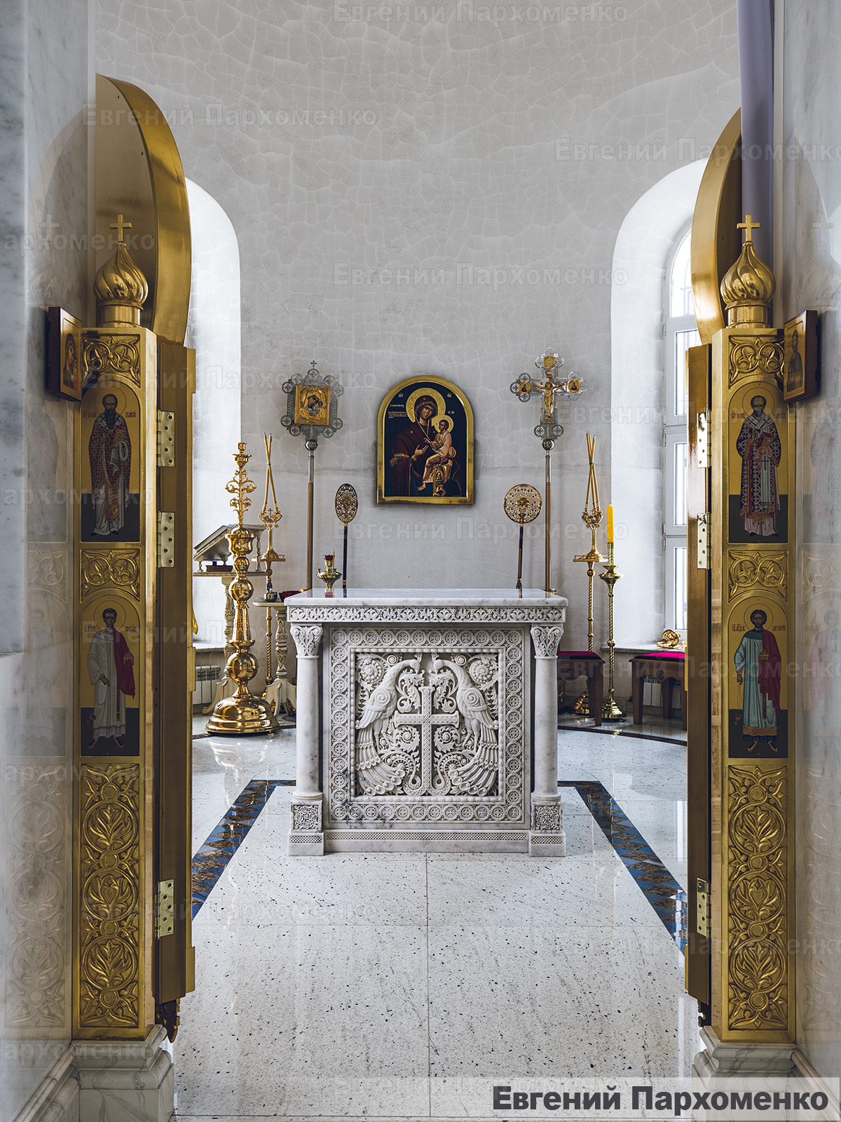 Престол из белого мрамора Mugla White в храме