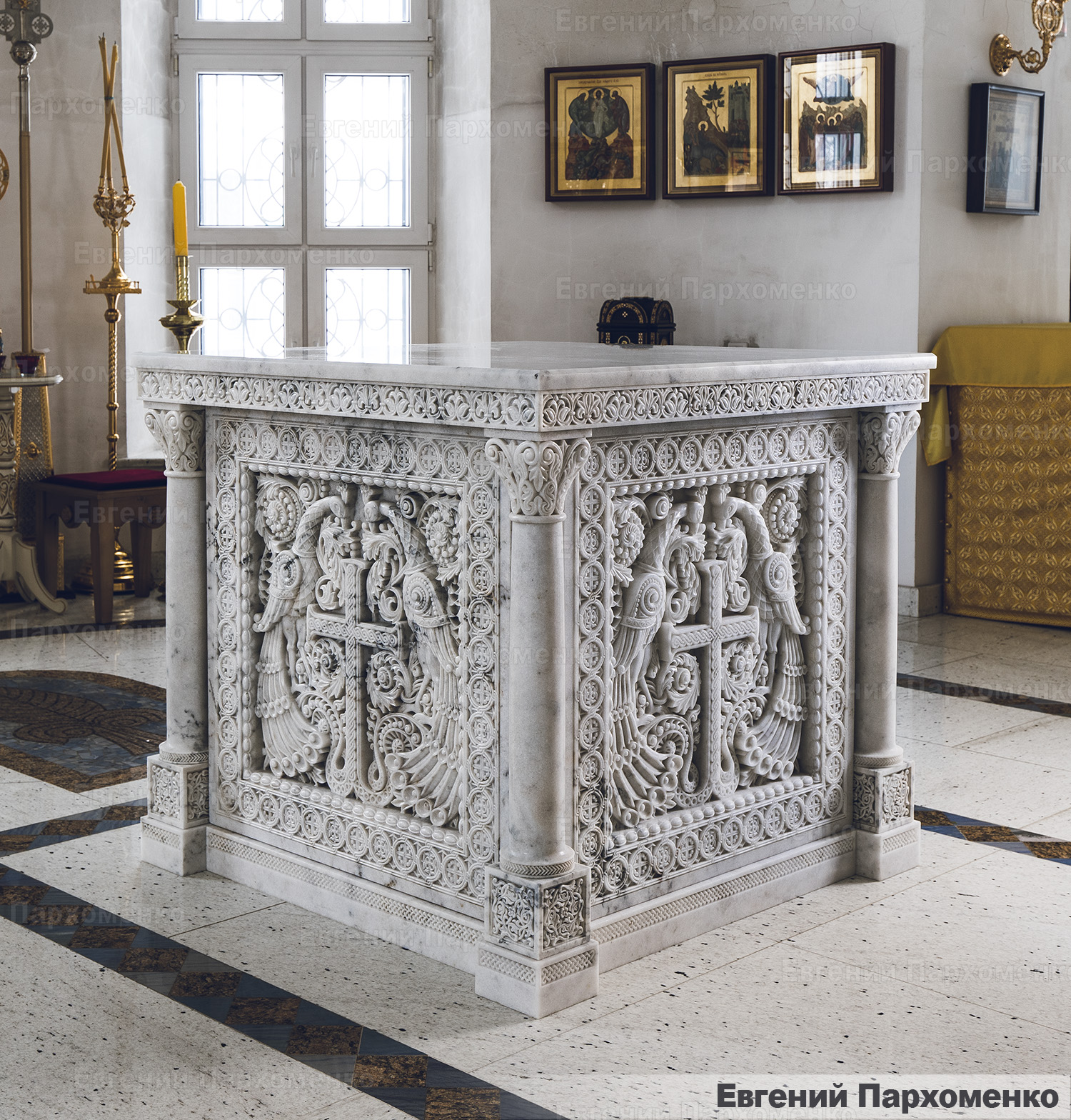 Престол из белого мрамора в неовизантийском стиле