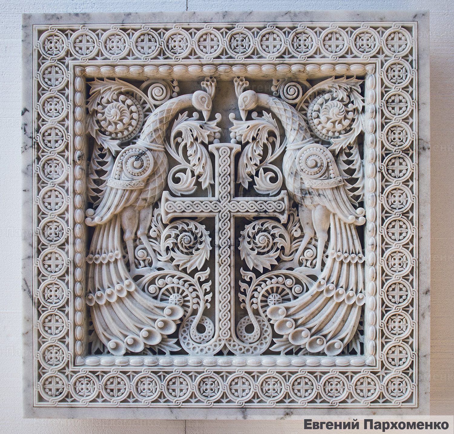 Орнаментальное панно с резными павлинами и крестом из белого мрамора