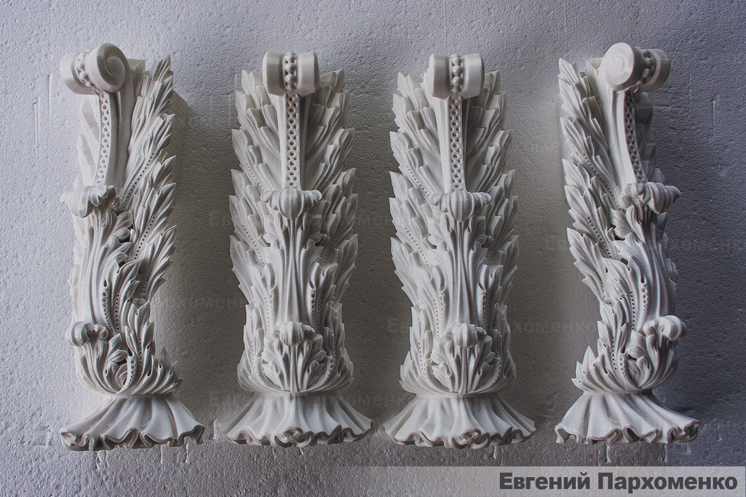 Угловой фрагмент поворота сложного иконостаса в византийском стиле