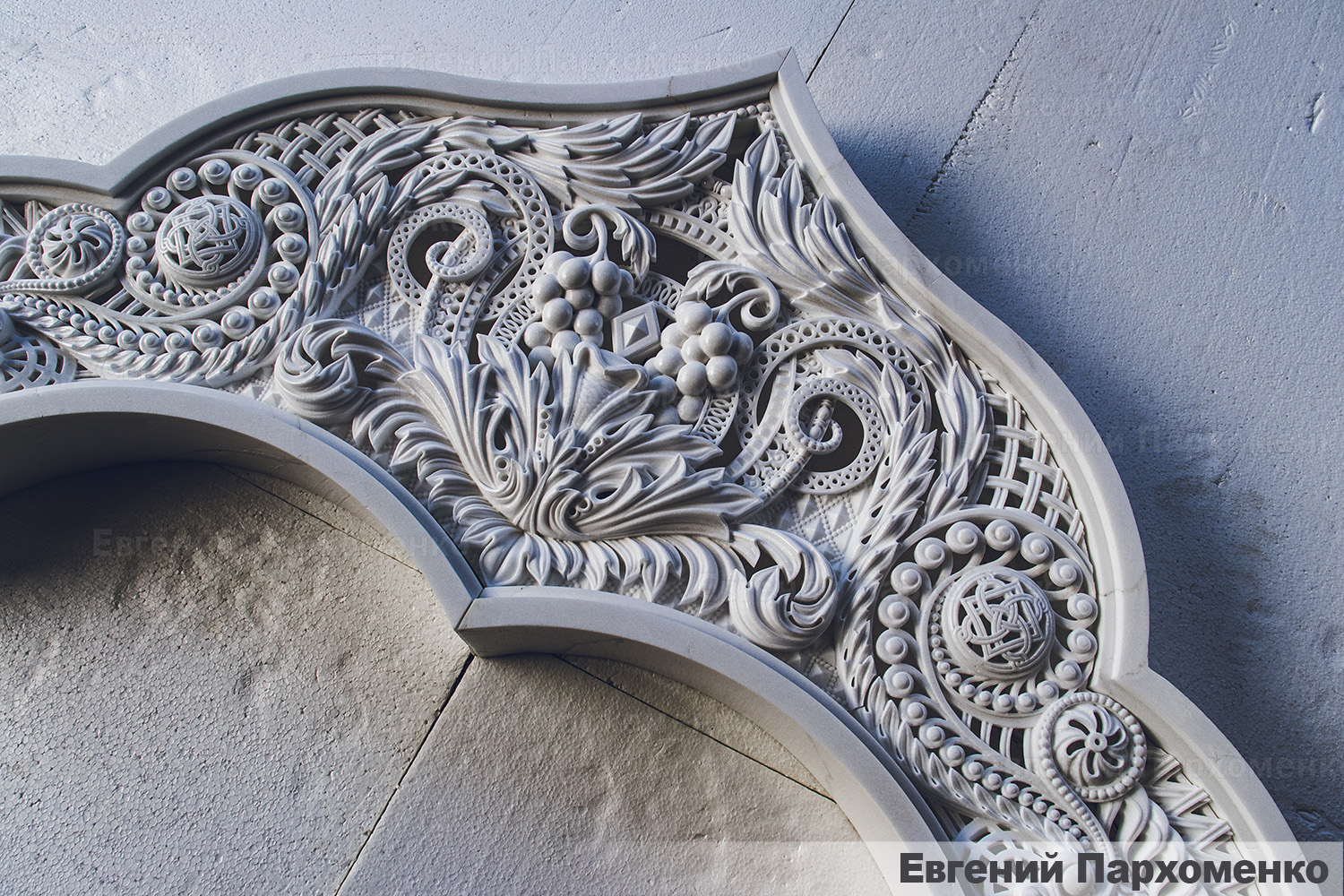 Кокошник из белого мрамора в неовизантийском стиле