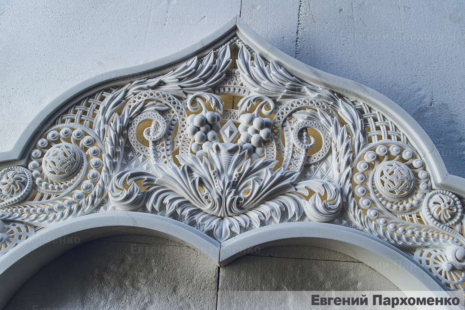 Резьба по белому мрамору с подсветкой в неовизантийском стиле