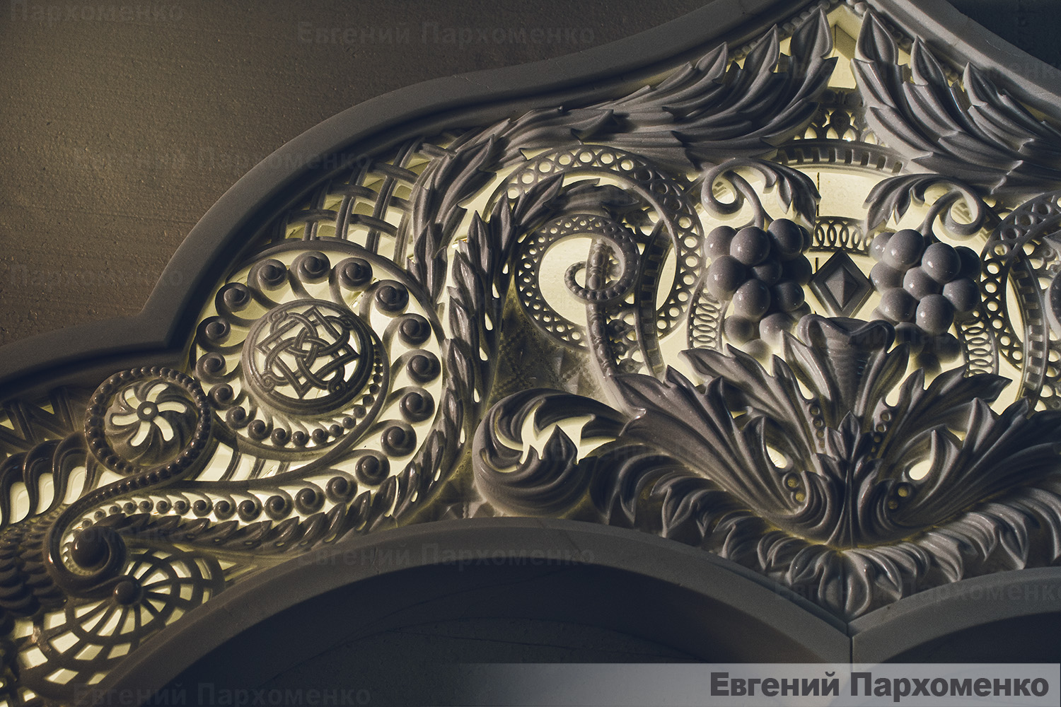 Ажурные элементы из белого мрамора в неовизантийском стиле