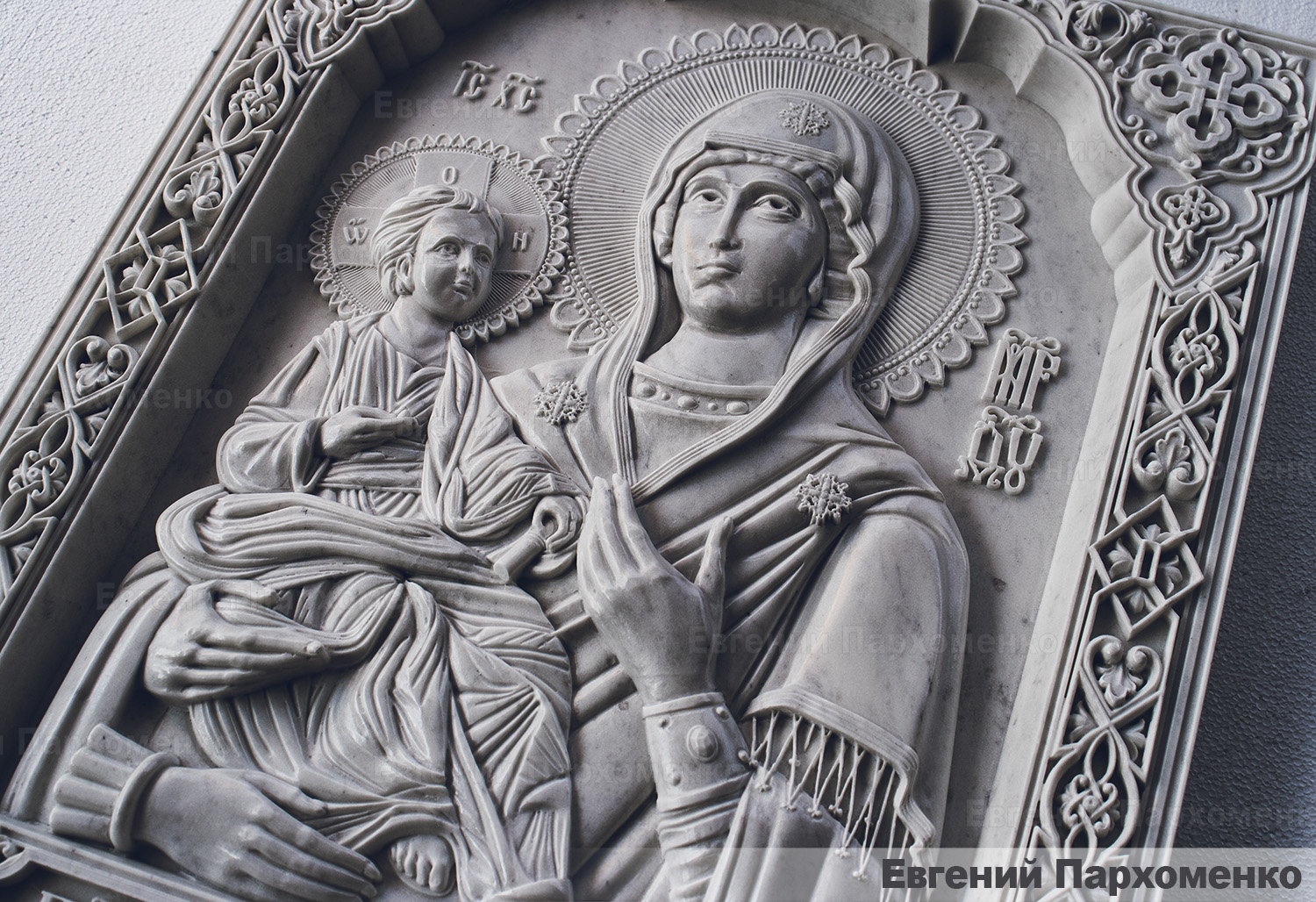 Мраморная икона Божьей Матери «Троеручица»