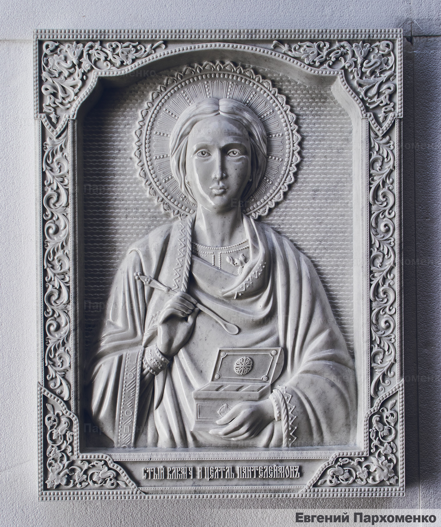 Резная икона Святого Пантелеимона из белого мрамора