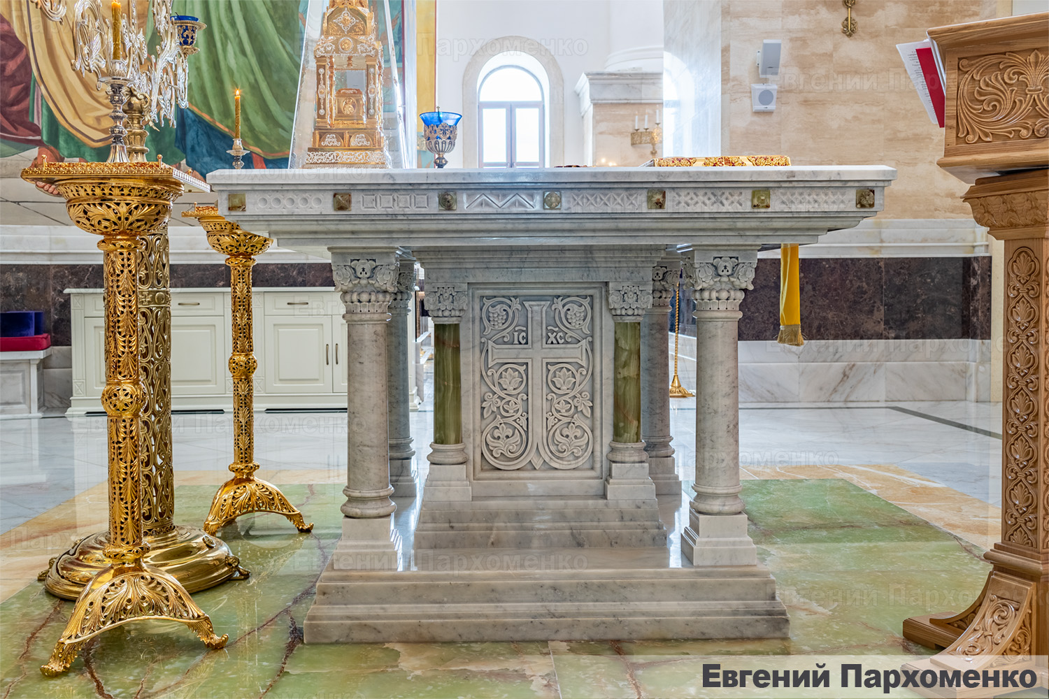 Резной престол из белого мрамора во Владивостоке