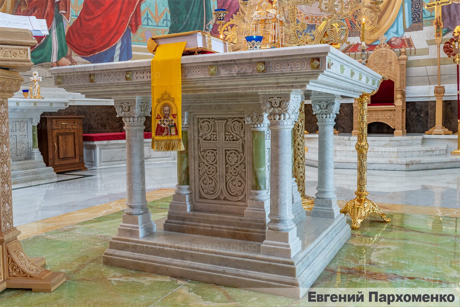 Престол из мрамора с византийской резьбой по камню