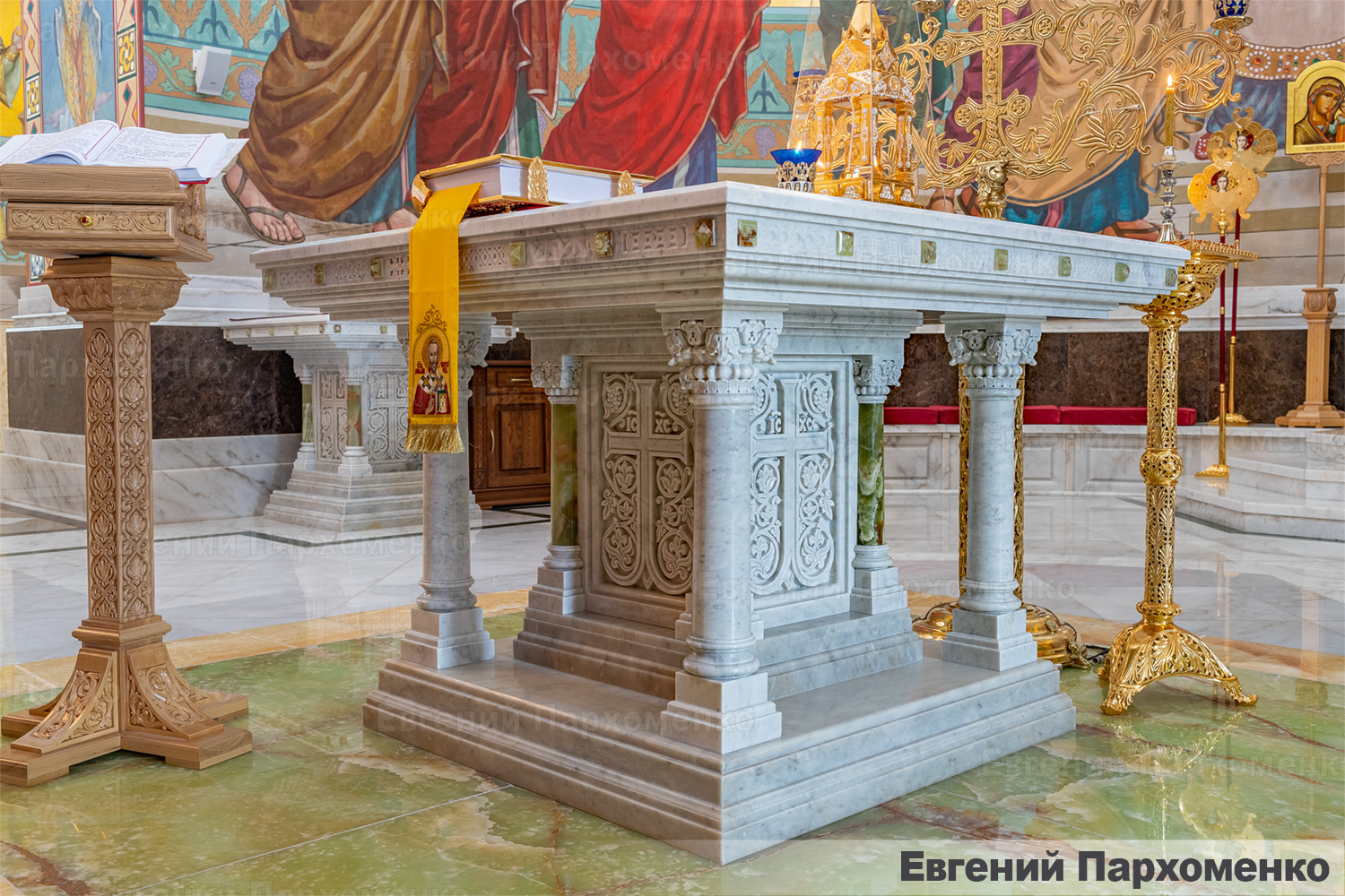 Мраморный престол с резными инкрустациями из зеленого оникса