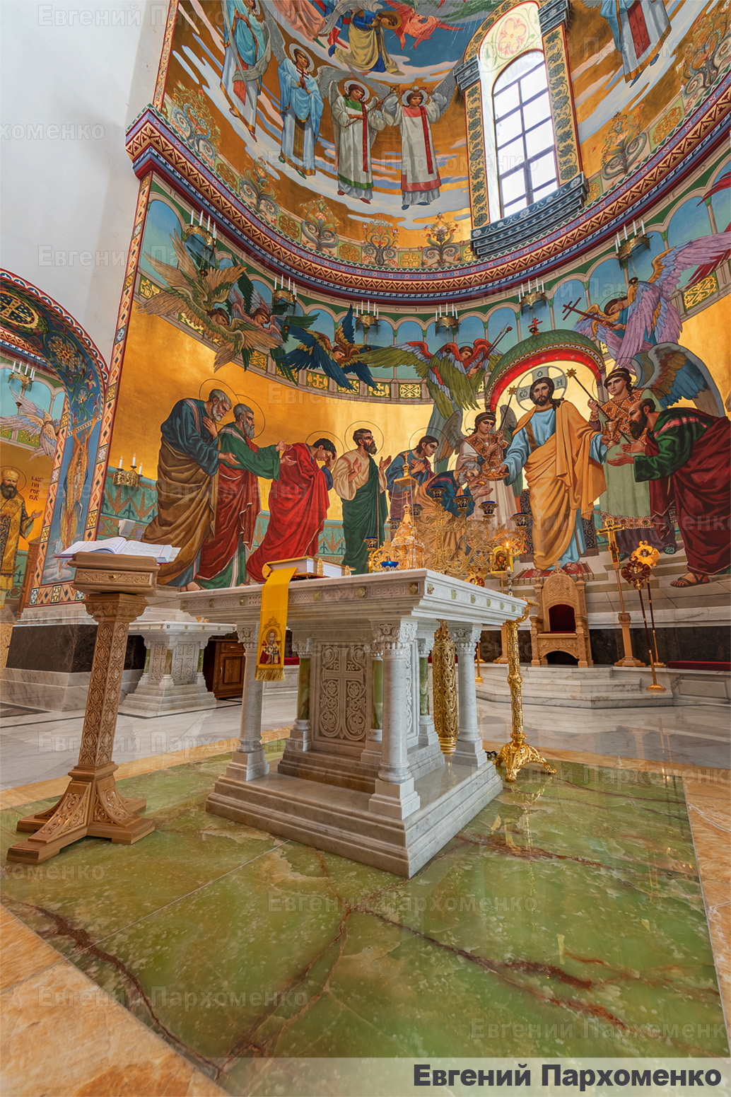 Престол из мраморв в византийском стиле