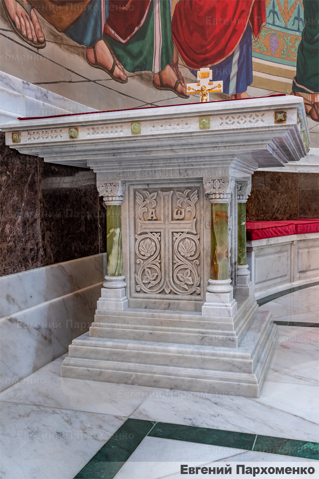 Жертвенник из натурального белого мрамора Коелга Спасо-Преображенского кафедрального собора