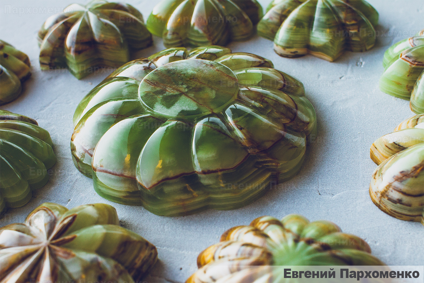 Резные розетки из оникса Verde Pakistano